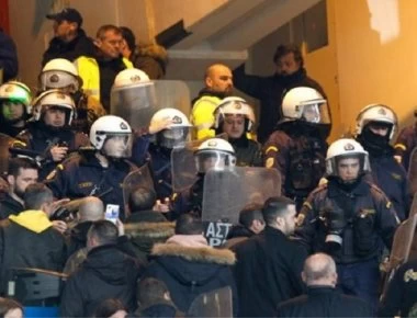 ΑΕΚ-ΠΑΟΚ: Επεισόδια στο ΟΑΚΑ - Πέταξαν μπουκάλια στον Γ.Σαββίδη (φωτό-βίντεο)